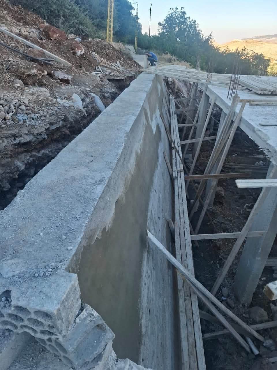 انتهاء صب الجدار في منطقة العوجا و انطلاق الأعمال في الصهريج